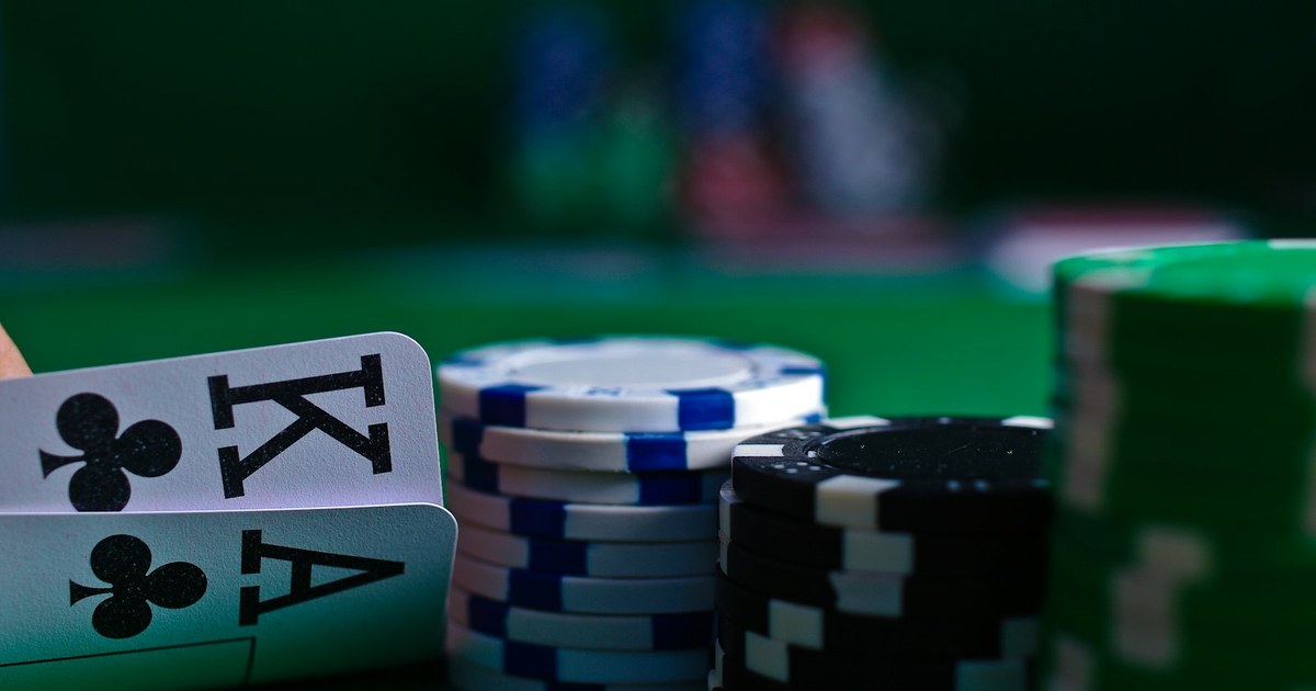 Texas Hold'em Rules for Beginners: Follow One Hand from Blinds to Showdown